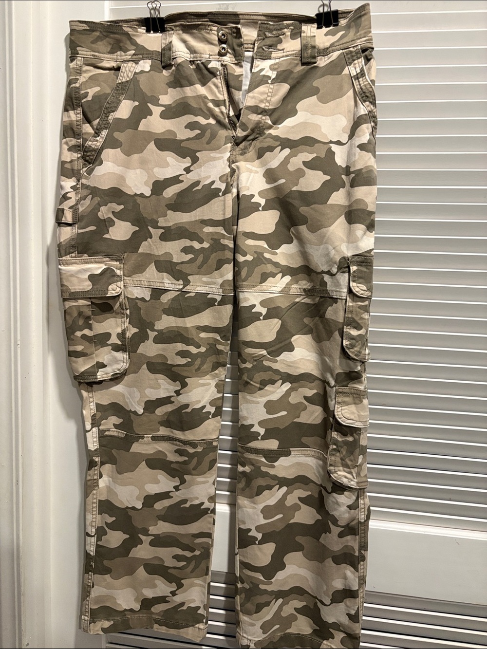 Women’s Camo Cargo Pants - Beige/Olive